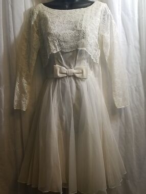 True Vintage Ivory Lace & Tulle Wedding Dress